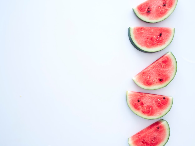 Melon d'eau en tranches sur fond blanc