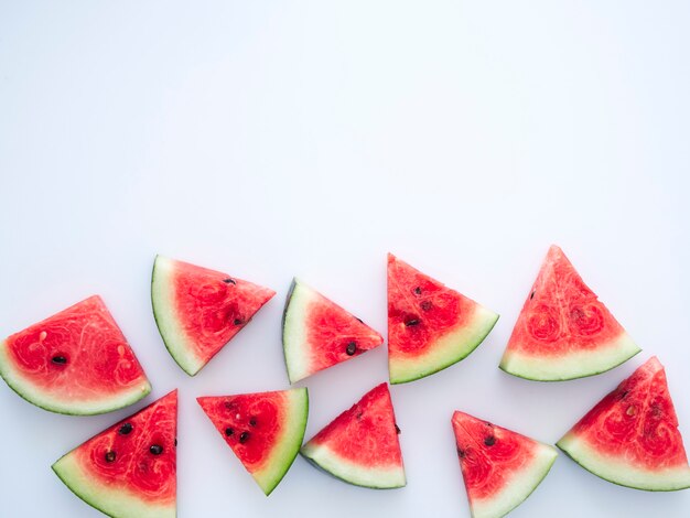 Melon d'eau en tranches sur fond blanc