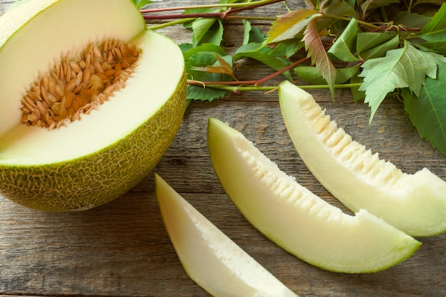 Melon frais coupé en morceaux sur une table en bois