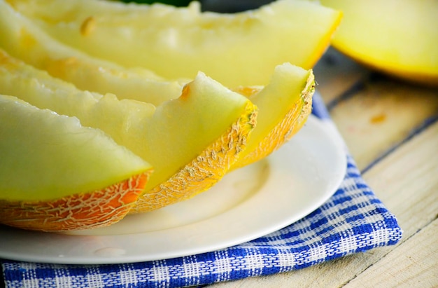 Melon frais et mûr sur la table