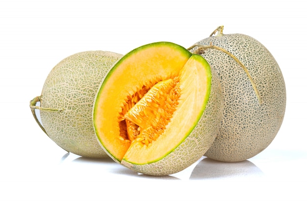 Melon de fruits lumineux isolé sur fond blanc