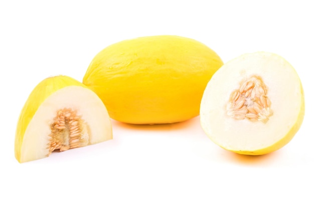 Melon jaune frais avec la moitié sur un fond blanc