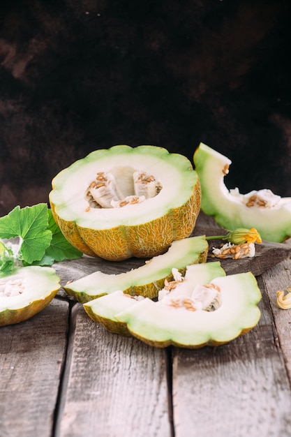 Melon mûr sur fond de bois se bouchent