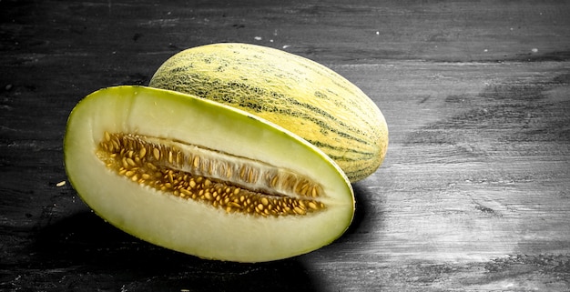 Melon mûr frais. Sur le tableau noir.