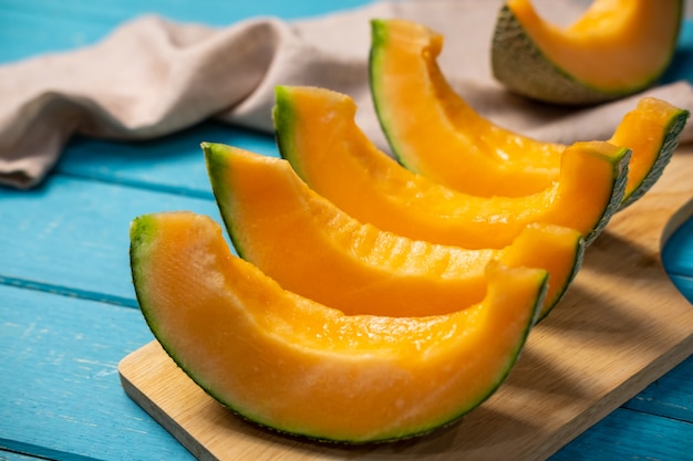 Melon mûr en tranches sur une table en bois