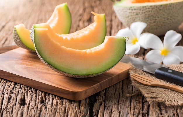 Melon d&#39;orange douce fraîche sur vieux bois brun