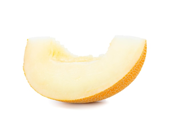 Melon tranché isolé sur fond blanc