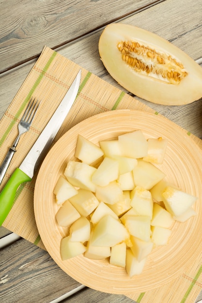 Melon tranché sur table