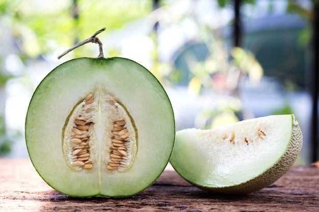 Melon vert doux sur table en bois.