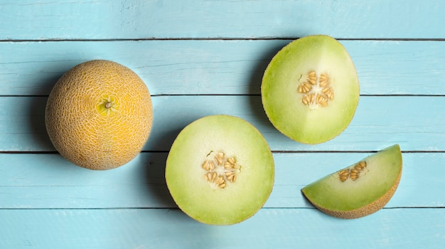 Photo melons sur bois bleu vu d'en haut