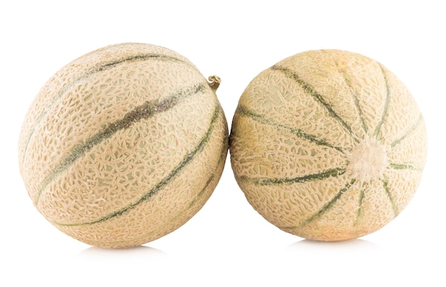 Melons cantaloup isolés sur fond blanc