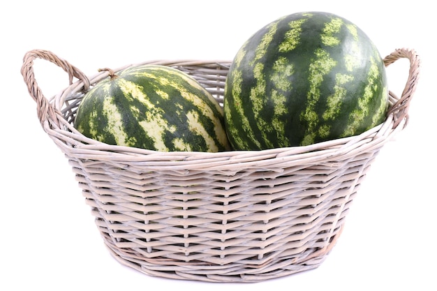 Melons d'eau dans un panier isolé sur blanc