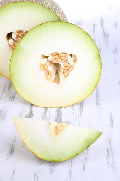 Melons mûrs sur table en bois libre