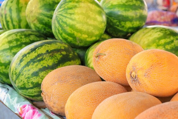 Melons et pastèques frais sur le comptoir du marché