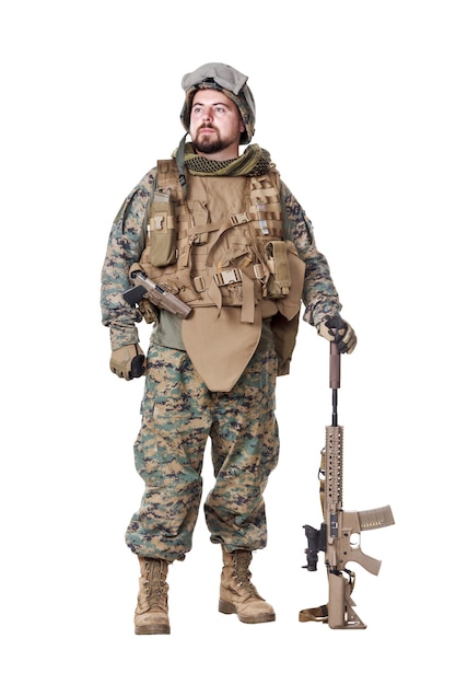 Membre d'élite tireur d'élite du Corps des Marines des États-Unis avec des armes de fusil en uniforme. Équipement militaire, casque de l'armée, bottes de combat, gants tactiques. Isolé sur blanc, armes, armée, concept de patriotisme