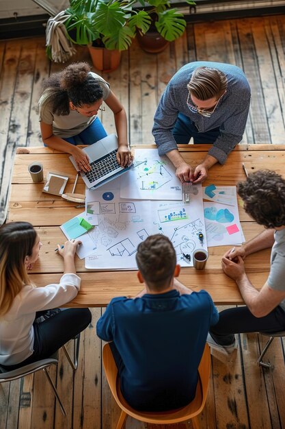 Membres de l'équipe collaborant sur un projet partagé ou une séance de brainstorming