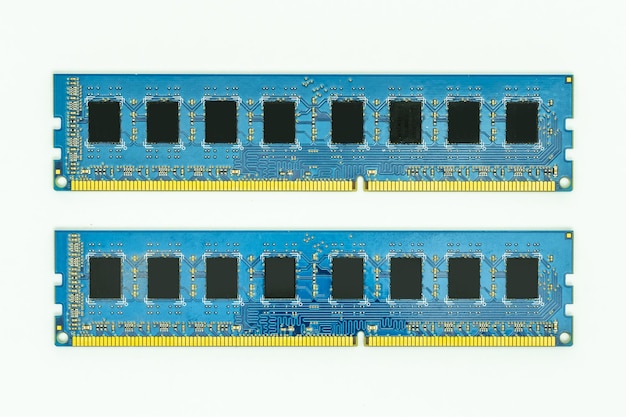 Une mémoire jumelle ddr3 de couleur bleue