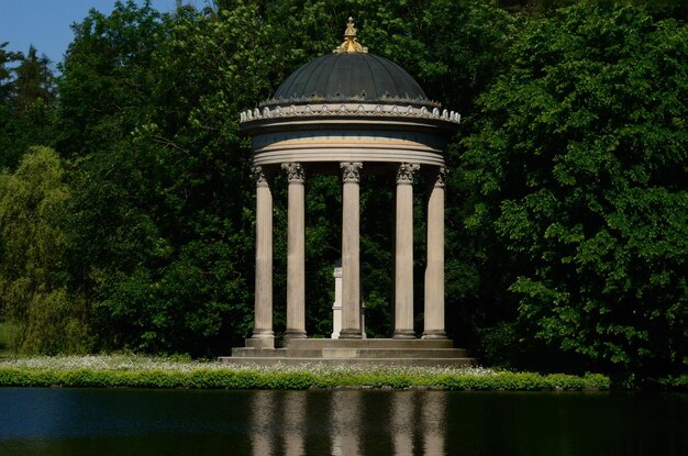 Photo mémorial au bord de la rivière au château