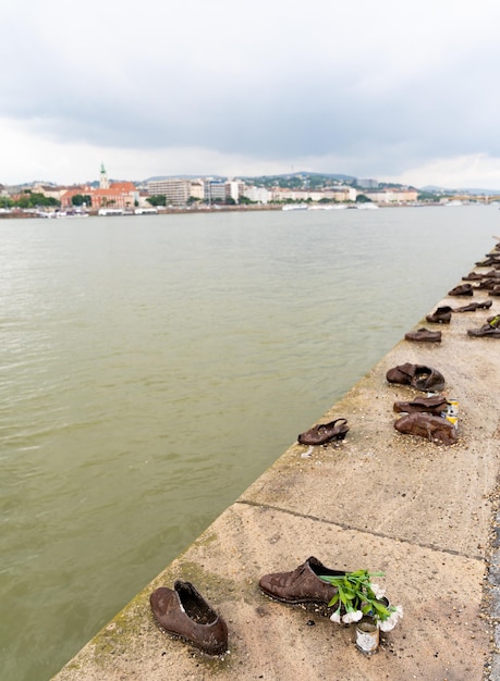 Photo mémorial des chaussures du danube sur la rive du fleuve à budapest