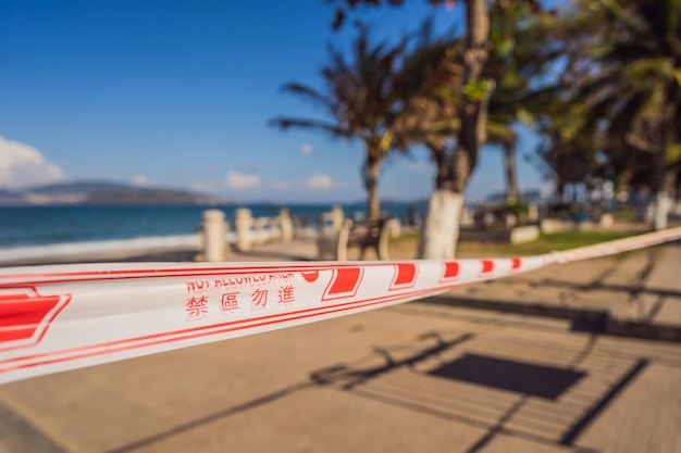 La menace du virus Corona ferme les plages et les lieux publics dans de nombreux pays L'inscription ZONE NON AUTORISÉE en anglais chinois et vietnamien