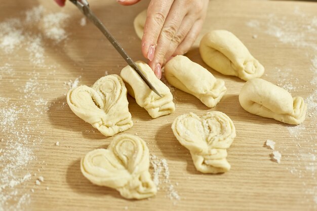 Photo ménagère fait des petits pains sucrés