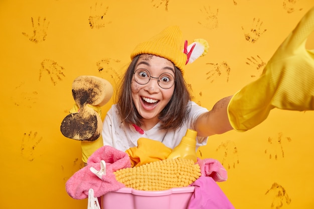 Photo la ménagère heureuse et drôle fait la lessive