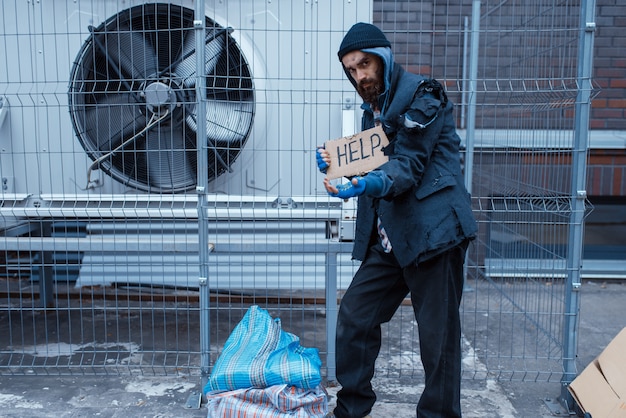 Mendiant et aide à signer sur la rue de la ville