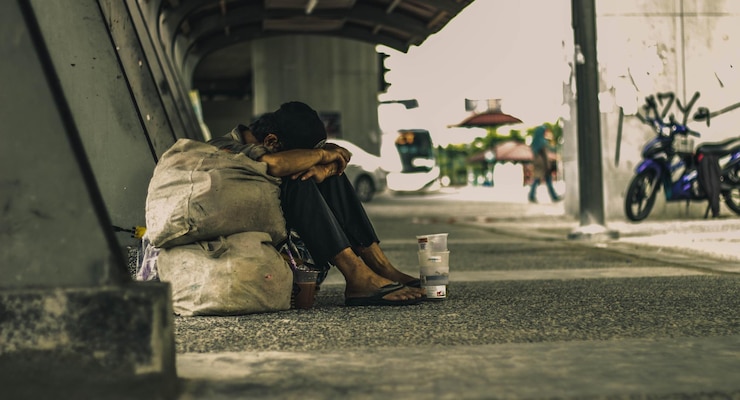 Photo un mendiant assis sous un pont