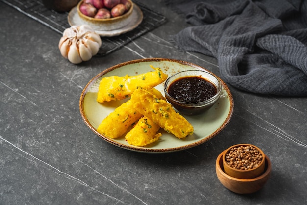 Le mendoan de manioc frit (Indonésie singkong goreng mendoan) est un plat traditionnel indonésien.