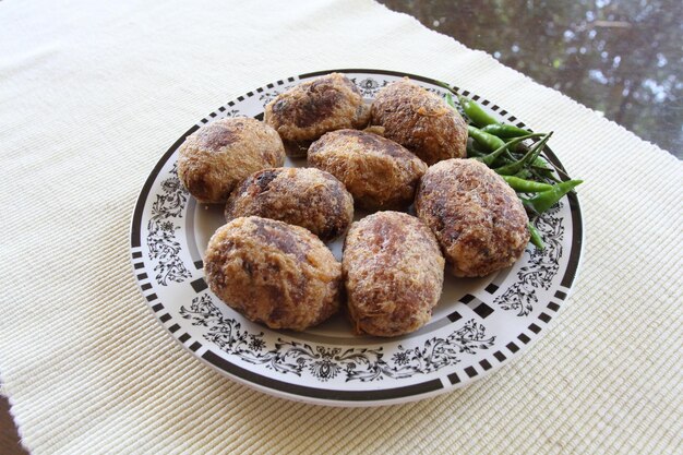 Photo mendol fried purée de tempeh fermenté l'un des aliments typiques de l'est de java en indonésie