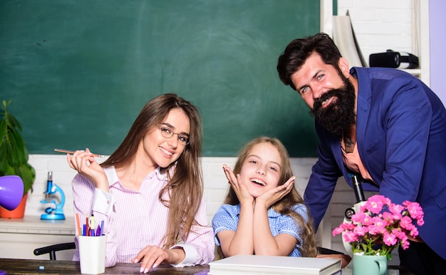 Mener à la connaissance Connaissances et éducation de l'enfant Famille heureuse le jour de la connaissance Monde de la connaissance 1er septembre Retour à l'école