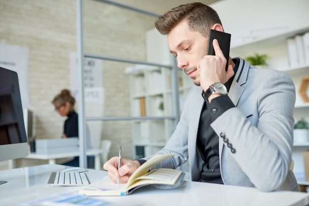 Mener des négociations téléphoniques avec un partenaire commercial