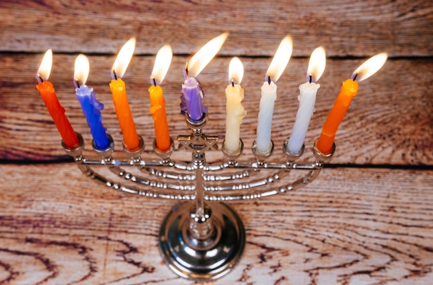 Menorah avec des bougies allumées