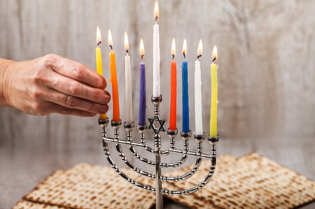 Menorah avec des bougies pour Hanoukka sur un fond en bois clair