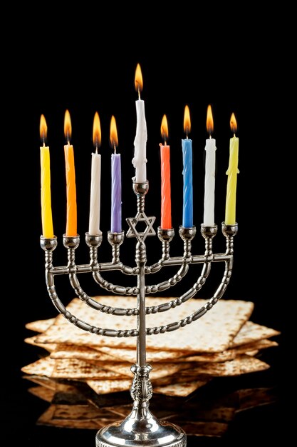 Menorah avec des bougies pour Hanoukka sur fond noir