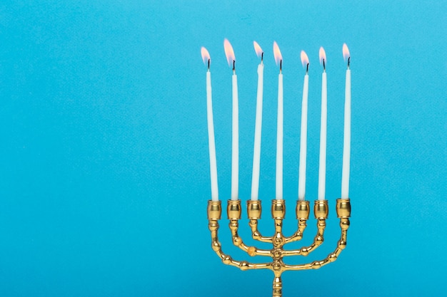 Menorah de Hanoucca en bronze avec bougies allumées