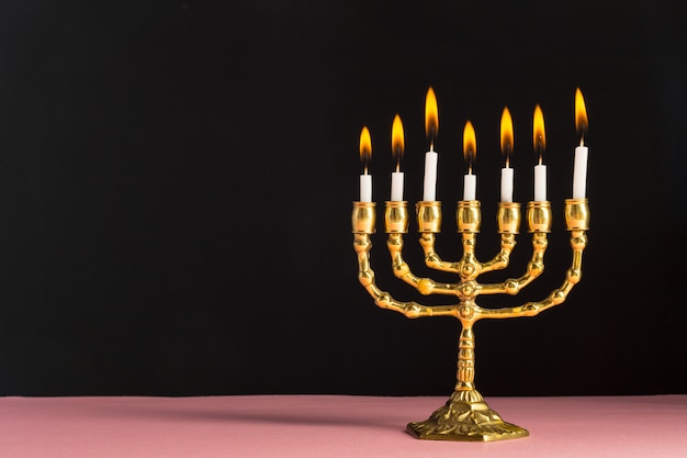 Menorah de Hanoukka en bronze avec des bougies allumées