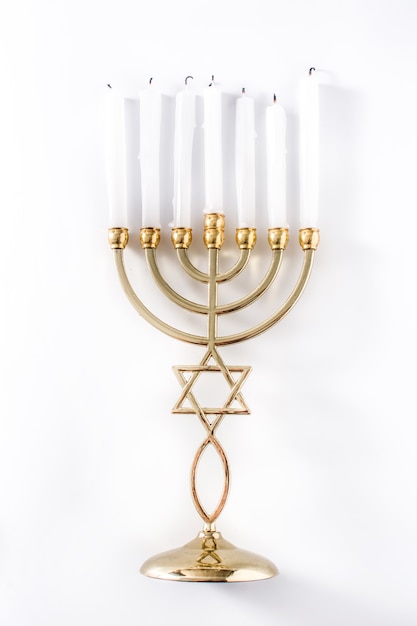 Menorah de Hanoukka juive isolée sur blanc