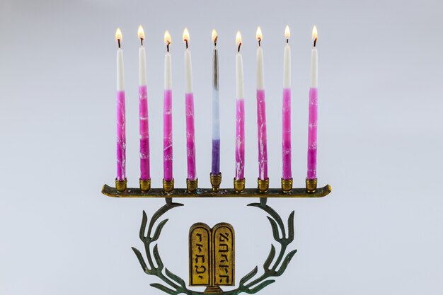 La menorah hébraïque de Hanoukka avec des bougies allumées est le symbole traditionnel de la fête juive