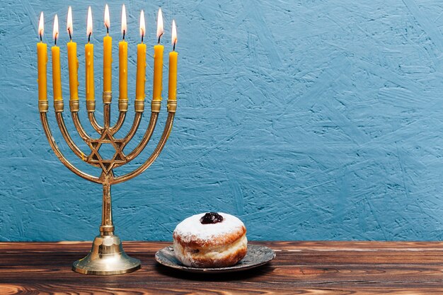 Menorah juive avec beignet savoureux