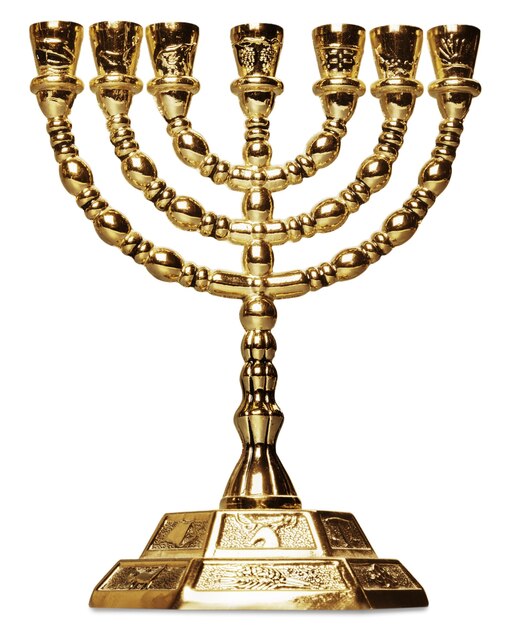 Menorah religieux doré isolé sur blanc