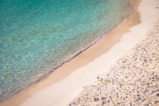 MENORCA, ESPAGNE - 29 juin 2018 : La plus belle plage de Minorque pendant les premières heures de la journée (07:00), saison estivale