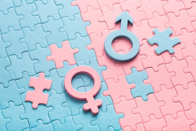 Mensonge masculin et féminin sur des puzzles Concept de sexe couple famille