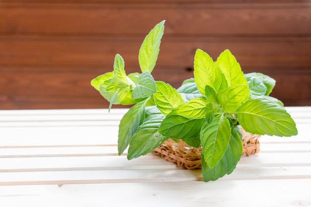 Menthe. Bouquet de feuilles de menthe bio vert frais sur la table en bois libre.