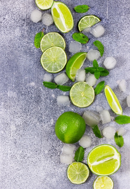 Menthe citron vert frais et glace sur fond gris Ingrédients pour Mojito ou Cocktail Vue de dessus