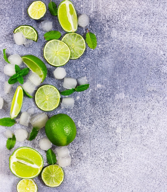 Menthe citron vert frais et glace sur fond gris Ingrédients pour Mojito ou Cocktail Vue de dessus