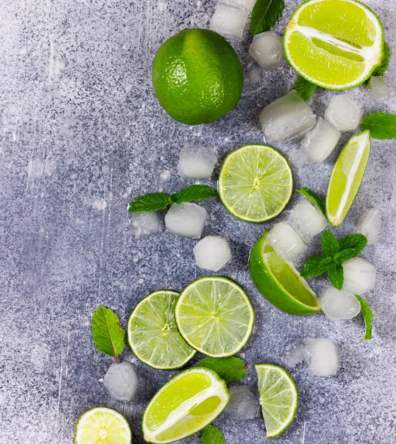 Menthe citron vert frais et glace sur fond gris Ingrédients pour Mojito