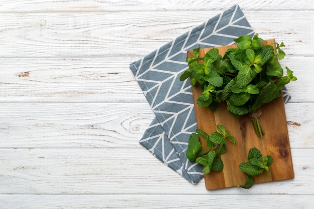 Menthe fraîche sur planche à découper Vue de dessus de table Mise à plat Espace pour le texte