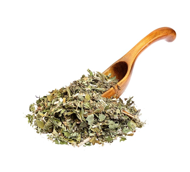 Menthe séchée sur la cuillère en bois Photo haute résolution