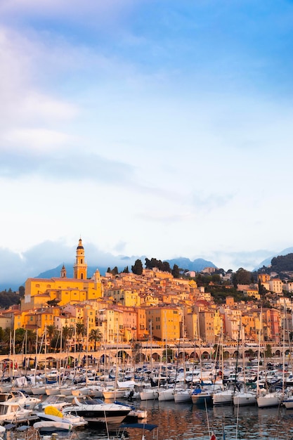 Menton, France - vers août 2021 : vue sur la Côte d'Azur, nommée la Côte d'Azur, située dans le sud de la France. Lumière du lever du soleil.